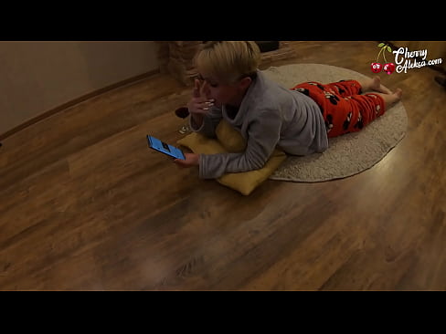 ❤️ Šialená blondínka fajčí obrovský penis a skáče na ňom - análny sex Super sex na sk.28films.ru ️❤